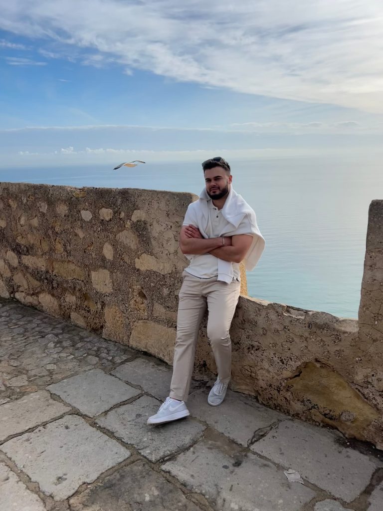 Zdjęcie przedstawiające Arkadiusza Kłak- twórcę stron internetowych